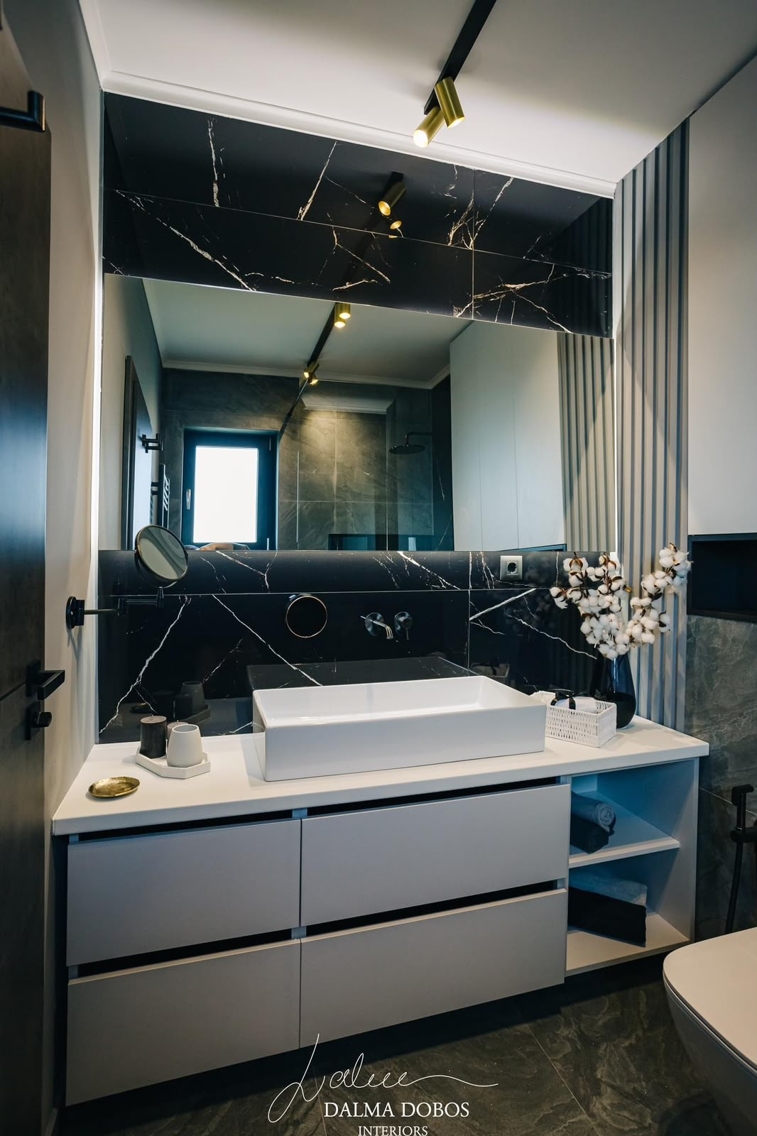 Baie premium cu marmură neagră