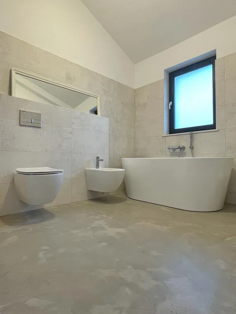 Baie modernă cu cadă freestanding