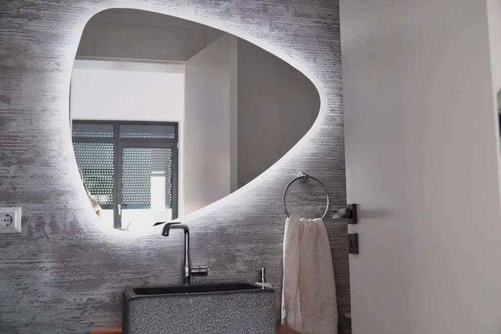 Baie contemporană cu oglindă iluminată LED