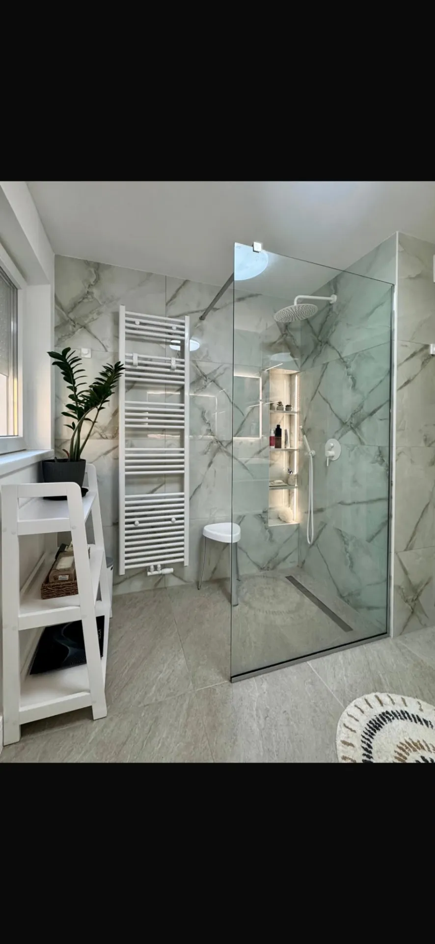 Cabină de duș walk-in cu marmură și sticlă securizată