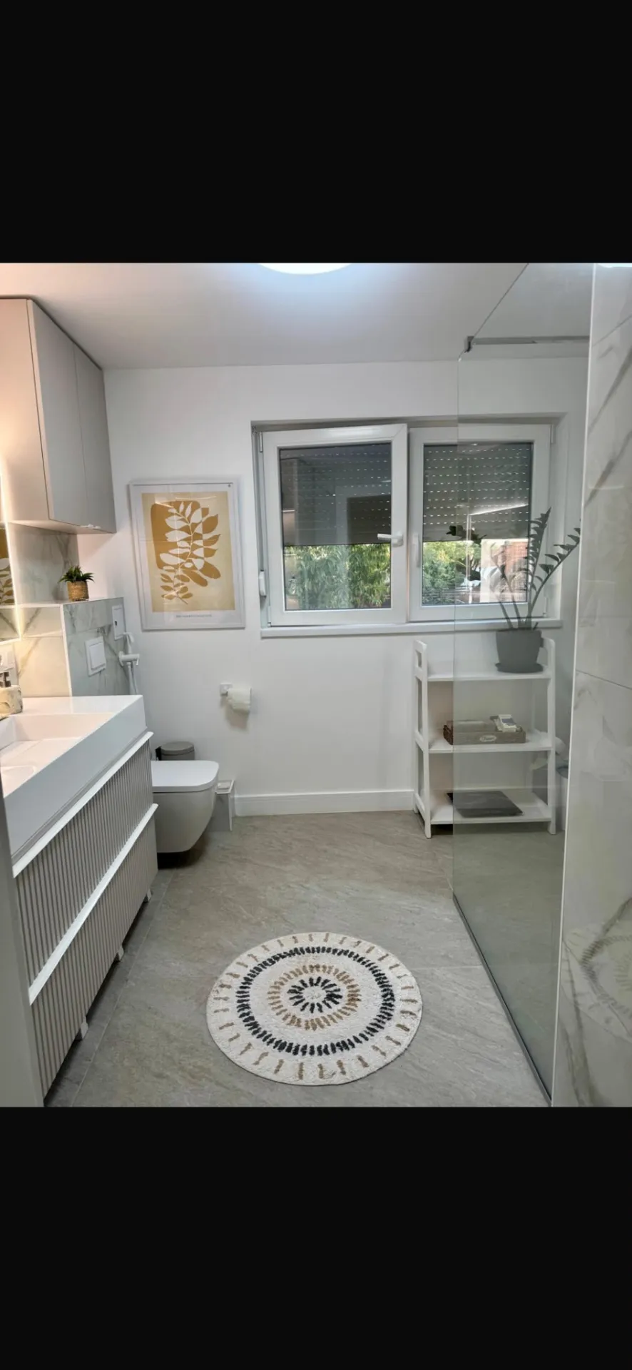 Baie contemporană cu duș walk-in și pardoseală imitație piatră