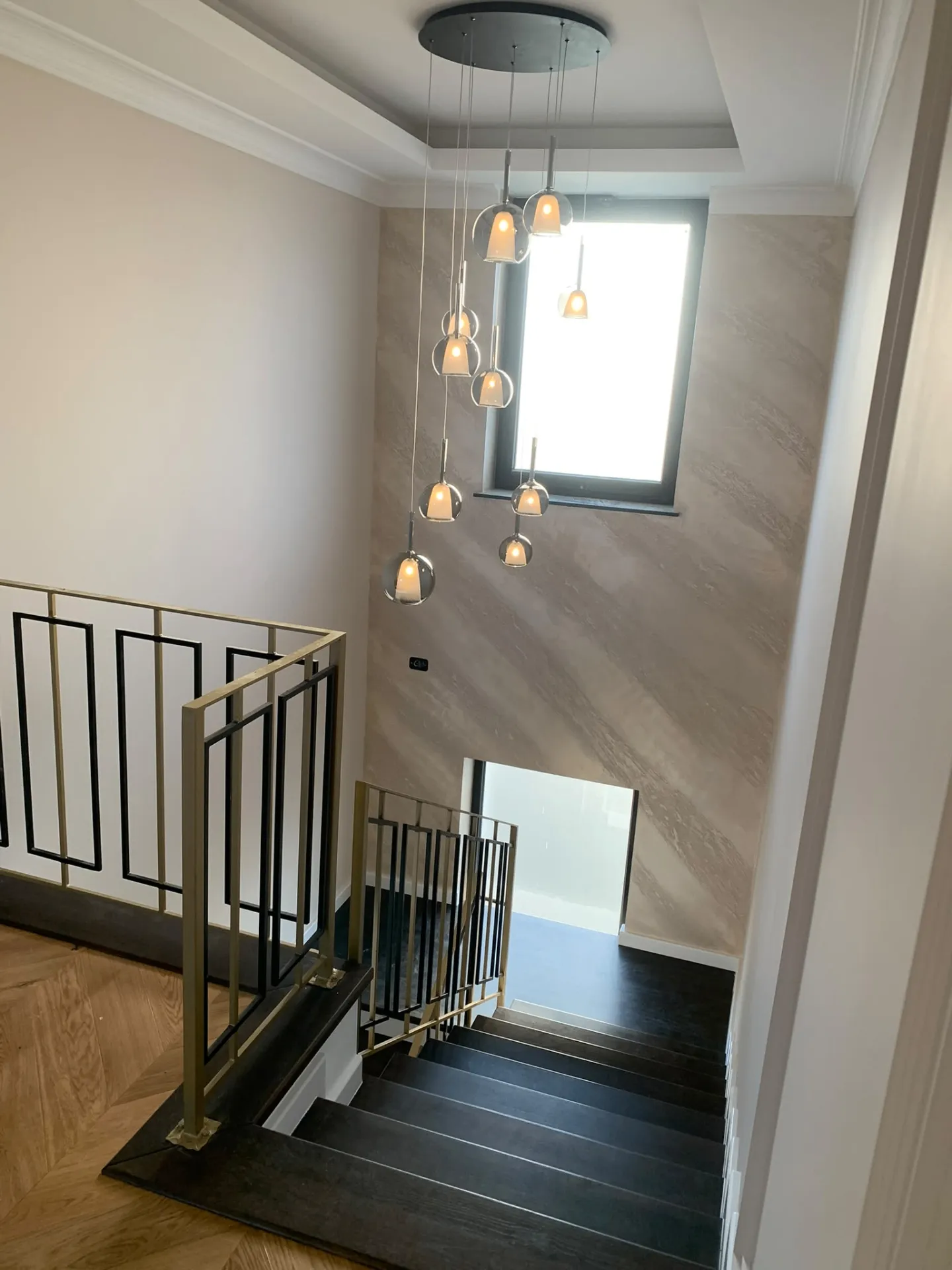 Casa scării cu candelabru suspendat, balustradă din alamă și trepte din lemn