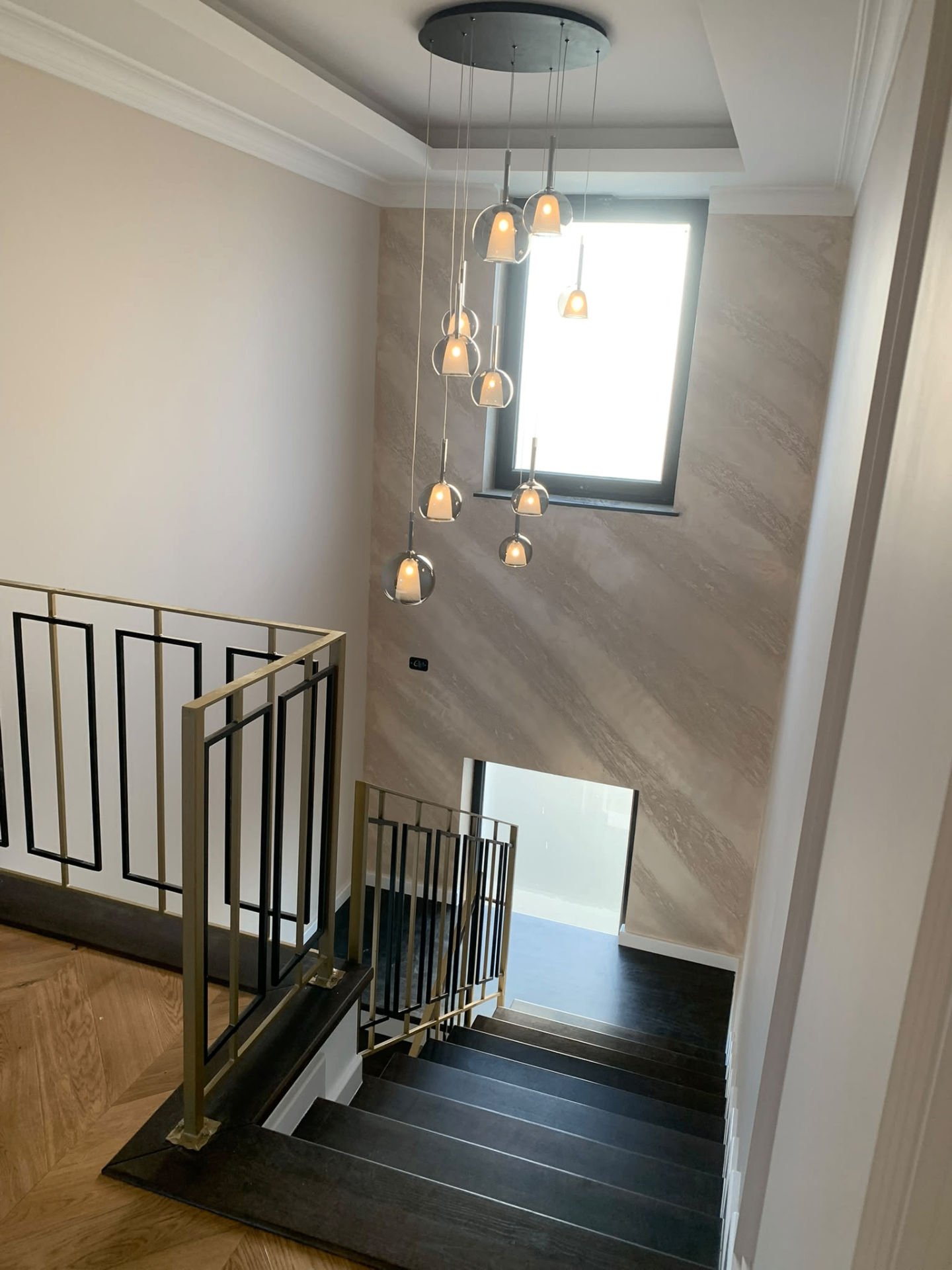 Casa scării cu candelabru suspendat, balustradă din alamă și trepte din lemn