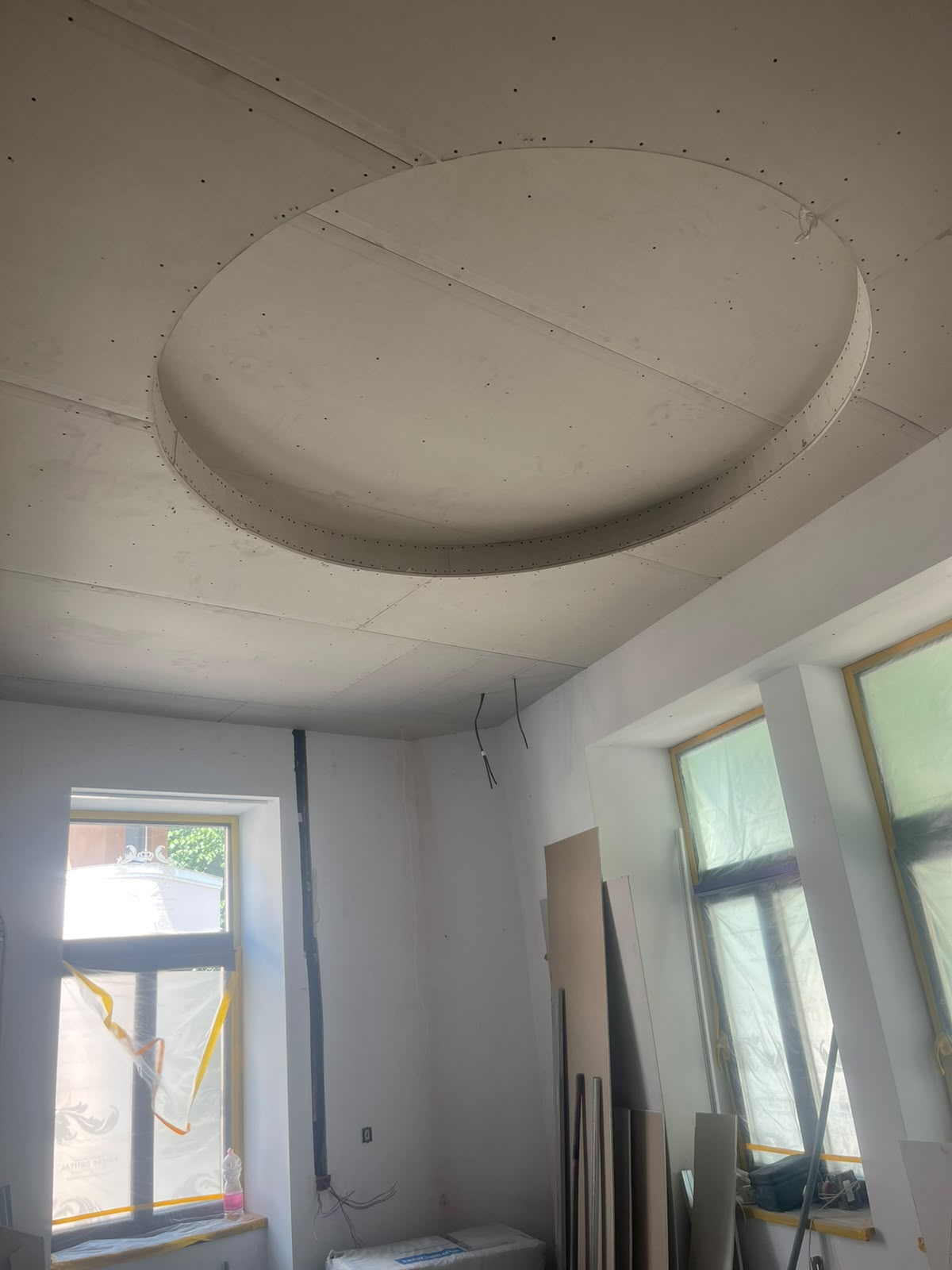 Structură tavan circular din rigips — etapa de construcție