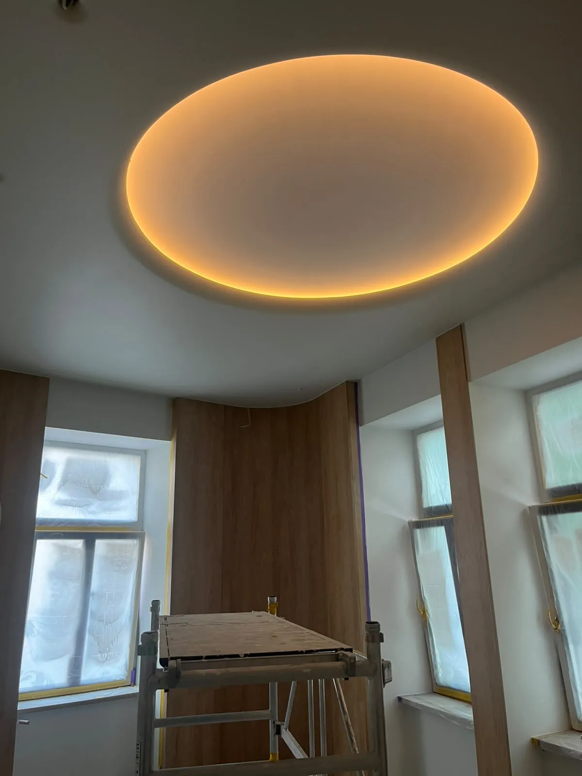 Test iluminat LED ambiental cald în tavanul circular