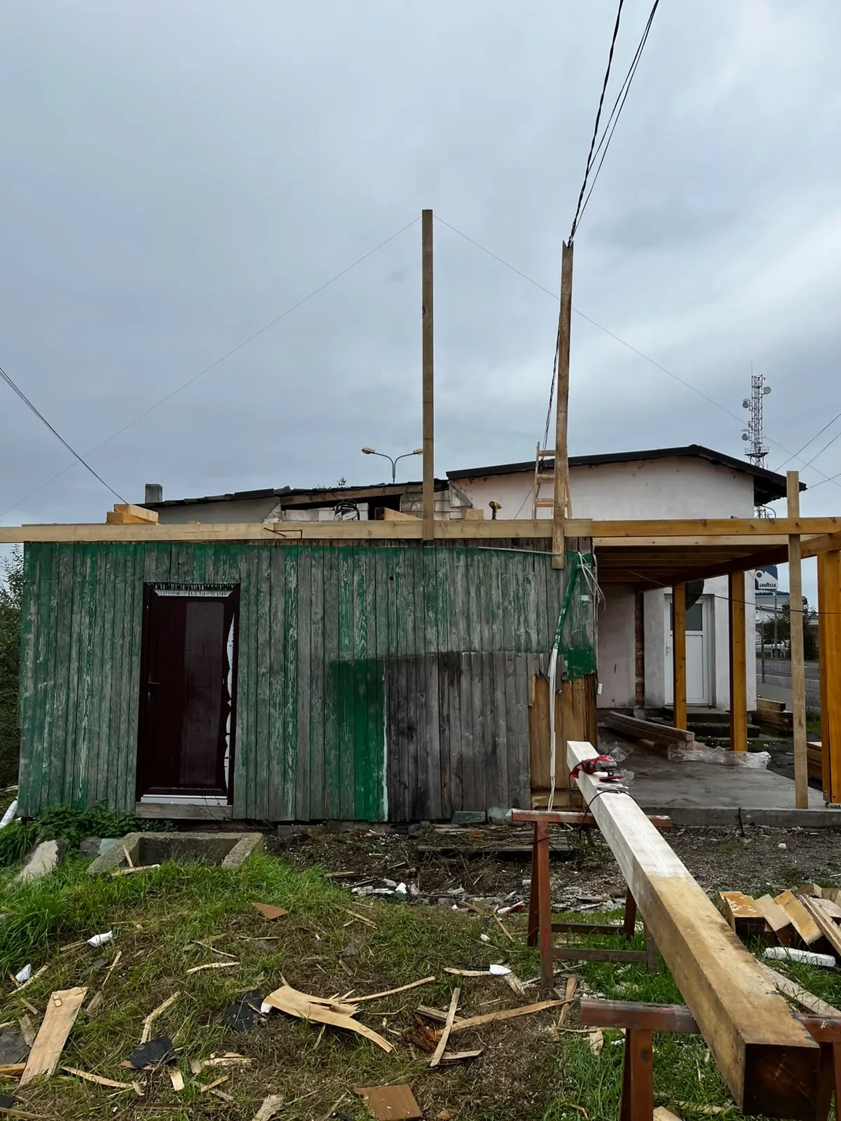 Fațadă veche înainte de renovare, cu structură provizorie din lemn