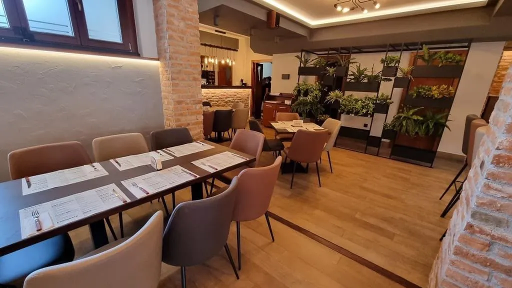 Amenajare interioară spațiu comercial modern