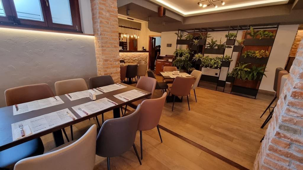 Amenajare interioară spațiu comercial modern