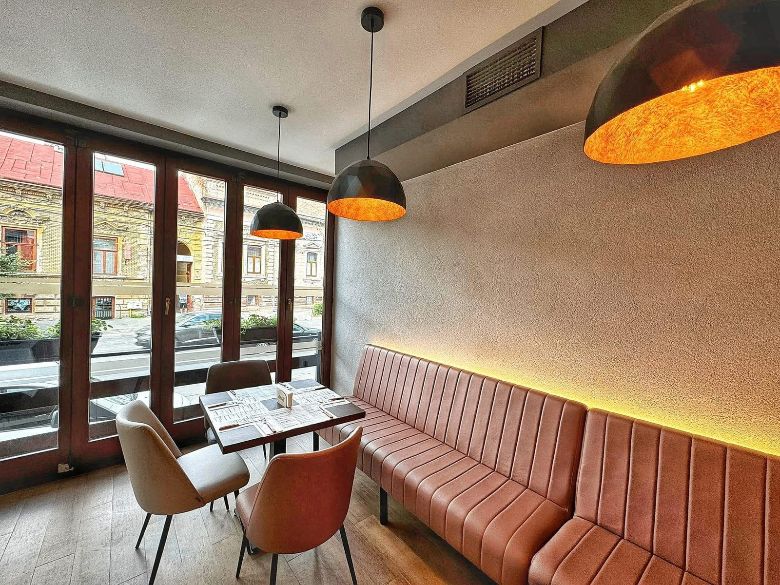 Iluminat modern pentru spațiu comercial